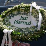 Das Just Married-Schild wird nach Wunsch mit Efeu und Schleierkraut oder Schleifen dekoriert.